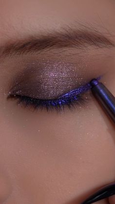 Glam Makeup Looks Blue Eyes, Make Up Purple Eyes, Purple Eye Color, Glam Eye Makeup, Beautiful Eyeshadow, Glow Makeup, Shimmer Makeup