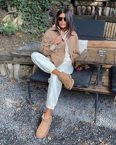 How To Style Ugg Boots, Ugg Ultra Mini Outfit, Mini Uggs Outfit, Ultra Mini Ugg, Adrette Outfits, Fall Boots Outfit, Fest Outfits, Thanksgiving Outfit, Mode Inspo