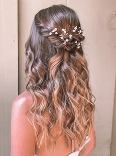 Half up half down twisted boho wedding hair Hair Quinceanera, Grad Hairstyles, Simple Prom Hair, Quinceanera Hairstyles, Prom Hair Down, Ball Hairstyles, Quince Hairstyles