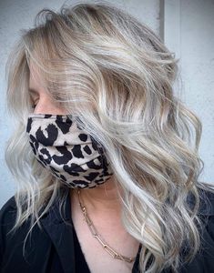 Ideas for Gray Hair with Highlights Gray Hair With Highlights, Ashy Hair, Grey Blonde, Straight Black Hair, Hair With Highlights, Blonde Wavy Hair, Hair Adviser, Covering Gray Hair, Gray Hair Growing Out