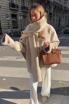 casual winter outfits Chica Chola, Dinner Outfit Casual, Paris Winter, Latina Outfits, Estilo Indie, Skandinavian Fashion, Chique Outfits, Looks Party, Winter Styles