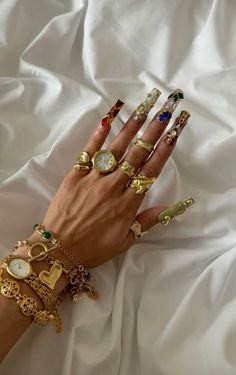 Arabic Aesthetic, Nail Design Glitter, Chunky Gold Jewelry, Xoxo Jewelry, Dope Jewelry Accessories, Gold Jewelry Outfits, Earthy Jewelry, Jewelry Accessories Ideas, Nail Jewelry