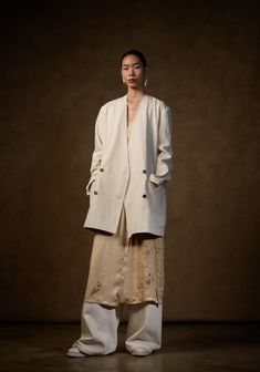 Runway Magazine, Mode Kimono, Fashion Photography Inspiration, Modest Wear, Live Fashion, Fashion Photoshoot, Kimono Fashion, Large Fashion, White Fashion