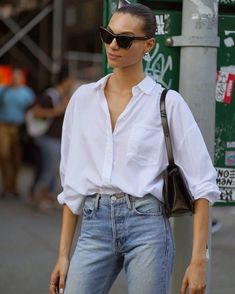 White Blouse Outfit, Safari Look, Denim Shirt Outfit, Perfect White Shirt, Trendy Jeans, Straight Cut Jeans, Blouse Outfit, Fashion Over 40, Cropped Denim