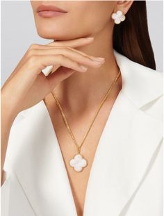 Mother-of-pearl: 1 stone, 18K Yellow gold necklace As each stone is unique, its color and features may vary from one creation to another Van Cleef Alhambra, Van Cleef Necklace, Alhambra Pendant, Van Cleef & Arpels, Luxury Necklace, Gold Diamond Necklace, Pearl Choker Necklace, Modern Necklaces, Exclusive Jewelry