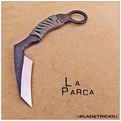 a knife that is sitting on top of a piece of cardboard with the words la paraca written below it