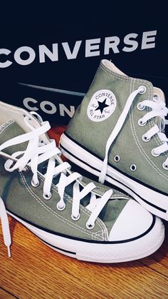 Converse Colors, Witch Clothes, Cute Converse Shoes, Cute Converse, Dr Shoes, Trendy Shoes Sneakers, Preppy Shoes, Shoes Ideas, Green Converse