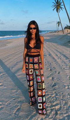 Granny Square Pants, Crochet Trousers, Colorful Granny Square, Pants And Shirt, Crochet Bottoms, Granny Square Pattern, Crochet Black, Crochet Pants, Mode Crochet