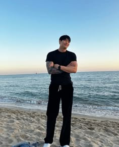 Tall Muscular Man Aesthetic, Buff Asian Men, Muscle Korean, Muscular Korean Men Aesthetic, Asian Muscle, Big Boys Fashion, Asian Male Model, Boyfriend Outfit, Chinese Man