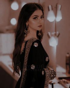 Casual Indian Fashion, Indian Photoshoot, Traditional Indian Outfits, Simple Pakistani Dresses, Designer Party Wear Dresses, Indian Aesthetic, Stylish Dresses For Girls, Photography Poses Women, Indian Designer Outfits