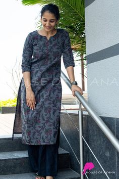 Rayon Kurtis Design Printed, Salvar Kurti Indian Fashion, Office Kurti, Kurti Stitching, Woolen Kurti, Elegant Cotton Dress, Indian Kurtis, Kalamkari Designs, Cotton Pants Women