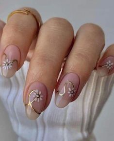 Nails Yellow, Graduation Nails, Daisy Nails, Flower Nail Designs, Casual Nails, Her Nails, Flower Nail, Elegant Nails, Classy Nails