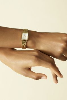 The Octagon XS. A great watch for a smaller wrist. Looking for accessories to wear everyday? Rosefield offers watches & jewelry that elevate your everyday look. #womenswatches #watchesforwomen #ladieswatch #goldwatches #smallgoldwatch Gold Watch Outfit, Gold Wallpaper Phone, Everyday Watch, Fashion Capsule Wardrobe, Gold Watches Women, Classy Jewelry, The Watch, Jewelry Lookbook