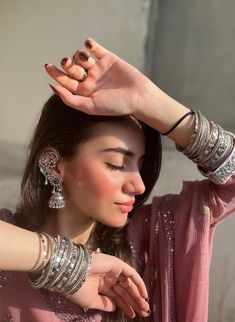 Keep Smile, Fancy Jewellery Designs, Indian Dresses Traditional, Traditional Indian Outfits, Stylish Photo Pose, Classy Photography, Bangles Jewelry Designs, Indian Aesthetic