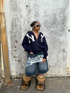 Y2k Timberland Boots Outfit, Long Shorts And Boots Outfits, Fur Boots And Jeans, Styling White Boots Winter, Fur Boot Outfit Ideas, Fur Outfits Black Women, Boots And Jorts Outfit, Platform Timberlands Outfit, Fenty Creepers Outfit