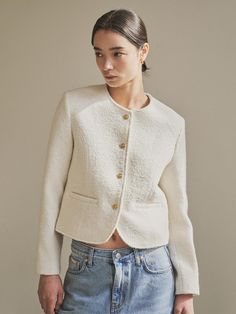 This is a jacket with a classic tweed feel. A material with a tightly woven boucle texture was used, and a silk interlining was added inside to create a sturdy finish. The details were simplified and the focus was on materials and silhouette, and it was finished luxuriously with 24K plated gold buttons.- The hem line is designed in a round shape for a feminine and elegant look.- Mix and match with colorful innerwear- Neat silhouette with round neck without collar*The color of the product is closer to the actual color in the detailed cut than in the cut worn by the model due to lighting. There may be slight differences in color depending on the type of monitor and environment. Silk Outfits, Estilo Kardashian, Elegant Jacket, Boiled Wool, Luxury Silk, Clean Air, Wool Jacket, Tweed Jacket, M S