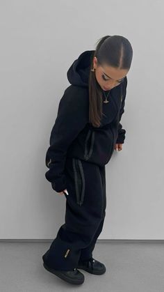 Jogging Outfit, Black Tracksuit, Stile Hijab, Looks Pinterest, Mode Zara, Latina Fashion Outfits, Smink Inspiration, Fasion Outfits, Outfit Inspo Casual