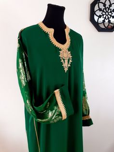 Premium quality handmade silk crepe green Moroccan kaftan. This caftan is ideal for family occasions such as family celebrations, the month of Ramadan, Aid, or weddings. Several sizes available. It is also possible to personalize your caftan according to your taste, contact us for more information. Top quality green caftan, handy made. This caftan is ideal for family occasions such as family celebrations, the month of Ramadan, aid, or weddings. Several sizes available, it is possible to have it Month Of Ramadan, Moroccan Kaftan, Royal Green, Family Celebrations, Mom Daughter, Green Silk, Silk Crepe, Dress Clothes For Women, Premium Quality