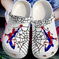 New Design Spiderman Classic White Clogs Spiderman Classic, Sisters Movie, Spider Man Movie, Mouse Pokemon, White Clogs, White Crocs, Tie Dye Hippie, Crocs Crocband, Crocs Clogs