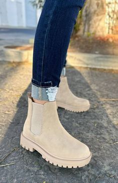 Platform Shoes Work Outfit, Cute Outfits With Chunky Boots, Short Boots For Women, Fall Outfit With Chelsea Boots, Fall Winter Shoes Woman, Fall Shoe Inspo 2024, Fall Shoes For Dresses, Fall Shoes Women 2024, Chelsea Ankle Boots Outfit