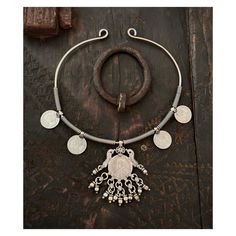 > The necklace was handcrafted by Indian artisans in the Rajhastan region. Indian bib necklace from Rajasthan Rigid and adjustable neckline > The neck circumference is rigid and adjustable, it is made of silver, easy to adjust around the neck and it is soft to the touch. The silver is not hallmarked, it is not 925 silver, it is made with a lower silver content, in an alloy of silver and silver metal. > The Tour du Coup Rigid is decorated with 4 old Indian coins (rupees) The pendant is also hung Bohemian Round Pendant Jewelry For Rituals, Bohemian Coin Necklace With Round Pendant, Bohemian Round Pendant Necklace For Rituals, Adjustable Round Pendant Necklace For Festivals, Adjustable Choker For Festivals, Bohemian Adjustable Coin Necklace Gift, Bohemian Round Necklaces For Festivals, Bohemian Round Medallion Necklace With Coin Pendant, Handmade Adjustable Coin Necklace For Festivals