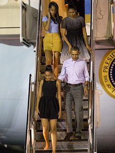 Obama Family Barak And Michelle Obama, Barack Obama Family, Malia And Sasha, Michelle Obama Fashion, Sasha Obama, Malia Obama, Michelle And Barack Obama, Black Presidents, Obama Family