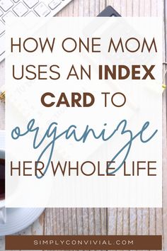 the words how one mom uses an index card to organize her whole life on top of a desk