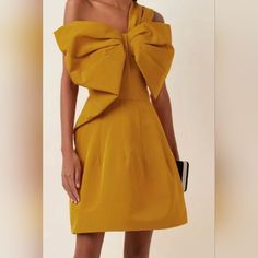 $4,990 New W. Tag Oscar De La Renta Honey Bow Yellow Cocktail Dress 10 L New With Tag Pre Fall Season Pristine Condition Sold Out In Retail Stores $4,990.00 Donned By Hollywood Actress Florence Pugh During Oscar Season, This Vibrant Honey-Hued Dress Features A Statement Bow At The Front - Exuding The Timeless Elegance With Feminine Flair For Which Oscar De La Renta Is Known. - Just Stunning!!! Oscar De La Renta Runway - Silk Lined Dress - A Beautiful Piece Of Art - Like Fine Poetry!!! From Resen Gold One-shoulder Evening Mini Dress, Gold Mini Dress For Formal Summer Events, Yellow A-line Mini Dress For Party, Gold Mini Dress For Summer Formal Events, Formal Gold Mini Dress, Yellow One-shoulder Mini Dress For Cocktail, Yellow One-shoulder Cocktail Mini Dress, Yellow One Shoulder Cocktail Mini Dress, Gold Knee-length Mini Dress For Formal Occasions