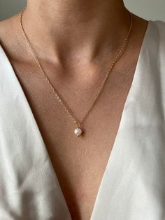 Each pearl is unique and different!  Simple and elegant Baroque Pearl pendant on a delicate 14k Gold-filled chain. A elegant and modern option for every occasion. Each pearl is unique. It is handmade to order with great care. The gold-filled materials used make it a high quality and waterproof product great for daily use or for a special occasion.     ~Size and Length: You may choose the length of the chain depending on how you want to use it! (we have a picture to be used as reference)  - Colla Dainty Yellow Gold Baroque Pearl Necklace, Dainty Baroque Pearl Necklace With Delicate Chain, Dainty Baroque Pearl Necklace For Gifting, Dainty Baroque Pearl Necklace For Everyday, Everyday Dainty Baroque Pearl Necklace, Dainty Baroque Pearl Necklace For A Gift, Dainty Everyday Baroque Pearl Necklace, Minimalist Yellow Gold Baroque Pearl Necklaces, Minimalist 14k Yellow Gold Filled Pearl Necklace