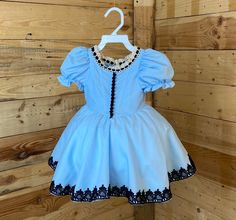 ¡Nuestro vestido Alice en tela de polialgodón es un vestido de inspiración clásica que es una opción de ensueño para fotos, cumpleaños, disfraces, Halloween o para usar todos los días si lo desea! Nuestros materiales se eligen para que sean suaves y cómodos y se pueden lavar a máquina, por lo que se pueden usar para las actividades diarias o por cualquier otro motivo. la enagua con volantes de tela de polialgodón Cute Fitted Dress For Costume Party, Cute Fitted Cosplay Dresses, Cute Fitted Dress For Fancy Dress Occasion, Short Sleeve Fitted Dress For Fancy Dress, Fitted Short Sleeve Dress For Fancy Dress, Fitted Short Sleeve Dress For Fancy Dress Occasions, Fitted Short Sleeve Dress For Fancy Occasions, Princess Style Short Sleeve Costume Dress, Cute Fitted Dress For Dress-up Occasions