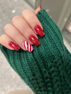 Christmas Nail Designs Not Acrylic, December Nails Green And Red, Nail Ideas Simple Christmas, Red Candy Cane Christmas Nails, Xmas Nails Candy Canes, Candy Came Nails Design, Easy Nail Art For Christmas, Christmas Nail Designs Candy Cane, Christmas Nails Red Candy Cane