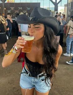 Rodeo Outfits Aesthetic, Rodeo Pictures Ideas, Line Dancing Outfit Country Women, Country Concert Picture Ideas, Grunge Country, Traje Cowgirl, Country Concert Outfits, Black Cowboy Hat, Cowgirl Style Outfits