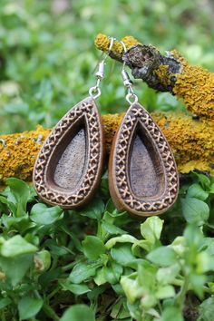 Wooden teardrop earrings carved in beech wood,material used for the finishing:linseed oil. All items are carved in beech wood,I pay special attention to the smallest details so that the final product is as detailed as possible regardless of the size. The time required to complete an item is between 1 and 2 days depending on the model.  Closure: ear wire. Total size (ear wire included) approximately 2.16"/5.5cm in length , tear size 1.37x0.78"/3.5x2cm. This item can be made at any size, for custo Wooden Teardrop Earrings As Gift, Wooden Teardrop Earrings For Gift, Teardrop Wooden Earrings For Gifts, Teardrop Wood Earrings For Gifts, Handmade Teardrop Natural Wood Jewelry, Handmade Natural Wood Teardrop Jewelry, Teardrop Wood Jewelry Gift, Brown Teardrop Wood Jewelry, Wooden Teardrop Earrings