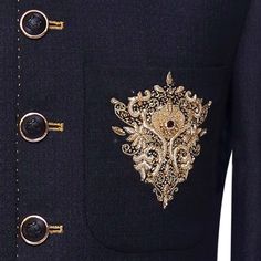 Description


 Vous cherchez un manteau prince noir orné parfait sur mesure ?

Si oui, alors vous avez besoin de notre manteau prince pour votre journée spéciale. Ce manteau prince noir fait sur mesure est fabriqué à partir de tissu de haute qualité et comporte des boutons noirs avec un motif embelli pour un look moderne. Poches passepoilées doubles, style bas rond et point de piqûre pour une touche d'élégance. C'est à la mode, élégant et sûr de vous faire sentir comme des rois lors de votre gr Luxury Black Blazer With Gold Buttons, Formal Black Embellished Sherwani, Black Embellished Sherwani For Formal Occasions, Luxury Embellished Outerwear For Weddings, Designer Black Outerwear For Wedding, Black Embellished Sherwani With Long Sleeves, Black Embellished Long Sleeve Sherwani, Black Bandhgala With Gold Embroidery For Wedding, Elegant Black Nehru Jacket With Intricate Embroidery