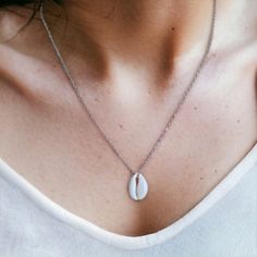 This summer necklace has an adjustable stainless steel silver chain with a white shell pendant. Perfect for a daily basis, special occasions, daily trips to the beach! 💎🌴 The perfect summer jewelry, with a minimal boho style for summer night events️ A unique gift for ocean and beach lovers! The chain used is stainless steel which makes the necklace waterproof and non-tarnish! ☀️🌊 📍Attributes: * Stainless Steel Silver * White Seashell Pendant * Chain Length: 40cm, extendable to 5cm. Total 45c Minimal Boho Style, Small Glass Bottles, Seashell Pendants, Wedding Bottles, Sea Shell Decor, Seashell Jewelry, Seashell Necklace, Unique Wedding Gifts, Summer Necklace