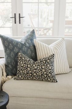 blue accent pillow How To Wash Throw Pillows, Cottagecore Living, Navy Blue Pillows, Navy Pillows, Pillow Combos, Throw Pillows Living Room, Blue Throw Pillows, Pillow Room, Blue Hand