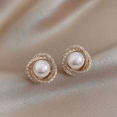 قلادات متدلية, Gold Earrings Models, Pearl And Diamond Earrings, Fashion Enthusiast, Jewelry Design Earrings, Classy Jewelry, Fancy Jewellery, Gold Earrings Designs, Jewelry Lookbook