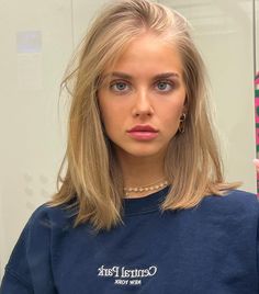 Blonde Haircut Fine Hair, Hairstyles Blonde Short, Blonde Lobs Thick Hair, Haircuts For Blonde Hair Short, Fine Hair Blonde, Half Head Highlights Blonde Short Hair, Blonde Highlights Mid Length, Medium Blonde Short Hair, Short Blonde Hair Shoulder Length