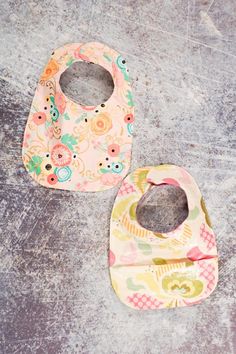 two bib sewing patterns with text overlay that says free baby bib sewing pattern with or without a pocket