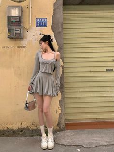 Women Vacation Outfits, Women Vacation, 2 Piece Dress, Petite Dress, Look Short, Womens Dress Suits, 2000s Aesthetic, Grey Dress, Suspender Dress