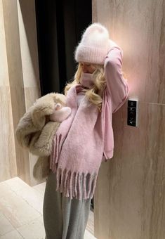 Winter Girl Outfits Aesthetic, Winter Fashion Coquette, Winter 2024 Aesthetic, Pink Winter Fits, Cute Winter Outfits Pink, Scarf Outfits Winter, Winter Fits 2024, Girly Style Aesthetic, Pink Autumn Outfit