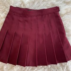 Burgundy/Dark Red Tennis Skirt Sold Out Size Small New Never Worn Very Fashionable And Cute! Red Skirts Aesthetic, Dark Red Skirt, Red Tennis Skirt, Wine Red Skirt, Gryffindor Uniform, Outfits Dr, American Apparel Tennis Skirt, Maroon Skirt, American Apparel Skirt