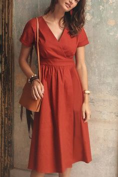 Red Short Sleeve Midi Dress For Fall, Casual V-neck Linen Dress For Fall, Red Cotton V-neck Midi Dress, Elegant Red Linen Dress For Spring, Minimal Stil, Red Linen Dress, Stile Boho Chic, Short Sleeve Midi Dress, Elegante Casual