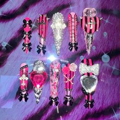 idk they're like harajuku barbie goth kinda is what i was going for Draculaura Nails, Harajuku Nails, Monster High Pink, Harajuku Pink, Gyaru Y2k, Harajuku Barbie, Lee Hyori, Edgy Nails