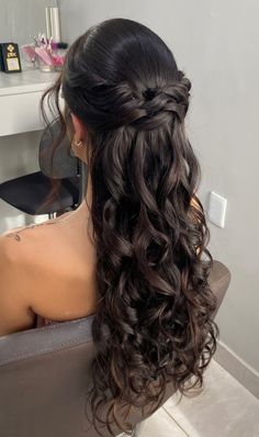 Prom Hair Inspiration Half Up, Debut Hairstyles Debutante, Closed Dress Hairstyles, Hairstyles For Ball Prom, Half Up Half Down 15 Hairstyles, Bridesmaid Hairstyles For Layered Hair, Dama Hairstyles Quinceanera Curly, Fancy Hair Down, Mom Of Quinceanera Hair