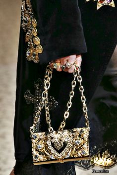 Dolce & Gabbana Fall/Winter 2018 #dolcegabbana #bag Fashion Week 2018, Detail Photos, Luxury Purses, Summer Bag, Vintage Purses, Pretty Bags, Fall 2018