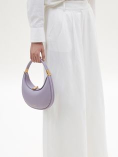 Le sac Luna Small est pensé pour les soirées et les occasions spéciales. Grâce à son design polyvalent, sa grande douceur et sa forme arrondie, il est particulièrement agréable à porter. Ce sac est l’accessoire idéal pour apporter une touche d’originalité à vos tenues. Portez-le en bandoulière pour un style décontracté ou à la main pour une allure plus élégante.

 

DÉTAILS & DIMENSIONS

- Matériau : Cuir pleine fleur
- Dimensions : L 23 cm * l 6 cm * H 21 cm
- Poids : 350 g
- Fermoir : Finition Luna Bag, Bag Outfit, Powerful Energy, African Dresses, One Bag, Mozambique, Haiti, Vintage Gold, Cuba