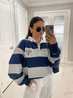 Rugby Jersey Outfit Women, Collared Polo Shirt Outfit, Rugby Game Outfit Women, Rugby Shirt Outfit Women Aesthetic, Rugby Jersey Outfit, Vintage Polo Outfit Women, Rugby Shirt Outfit Women Street Style, Rugby Jumper Outfit Women, Striped Polo Shirt Outfit