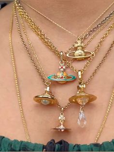 @natashahmedx on tiktok Jewelry Fashion Trends, Classy Jewelry, Fancy Jewellery, Pretty Necklaces, Funky Jewelry, Jewelry Lookbook, Stacked Jewelry, I Love Jewelry