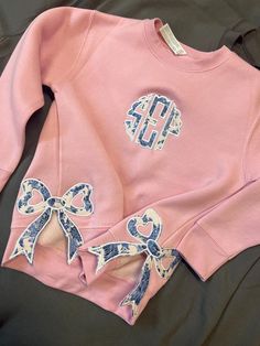 Adorable monogram sweatshirt with bows on each side Monogrammed Sweatshirt, Bow Monogram, Big Brother Announcement Shirt, Monogram Outfit, Quilted Sweatshirt, Custom Birthday Gifts, Pink Monogram, Machine Embroidery Applique